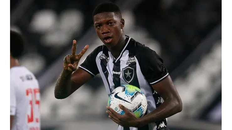 Atacante vem se destacando mesmo com a campanha péssima dos cariocas - Foto: Vitor Silva/Botafogo.