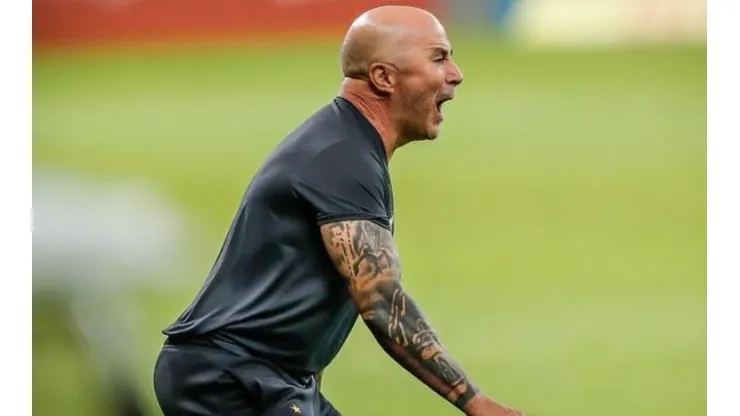 Sampaoli se irrita após reclamação e bate-boca com Luxemburgo na beira do gramado