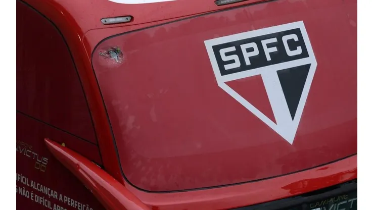 Ataque a ônibus do São Paulo teve mudança de rota, briga de jogadores com gerente de futebol e até bomba
