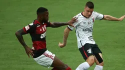Kayzer disputando a bola com Gerson — Foto: Getty Images