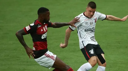 Kayzer disputando a bola com Gerson — Foto: Getty Images