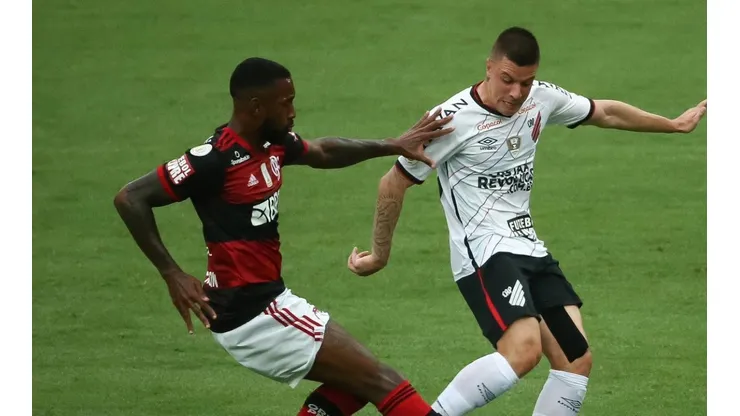 Kayzer disputando a bola com Gerson — Foto: Getty Images
