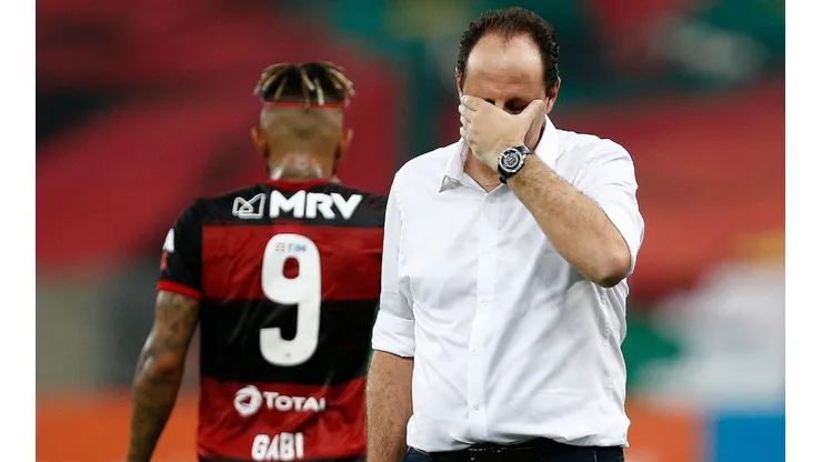Vídeo: Gabigol reclama com Ceni ao ser substituído. Técnico rebate.
