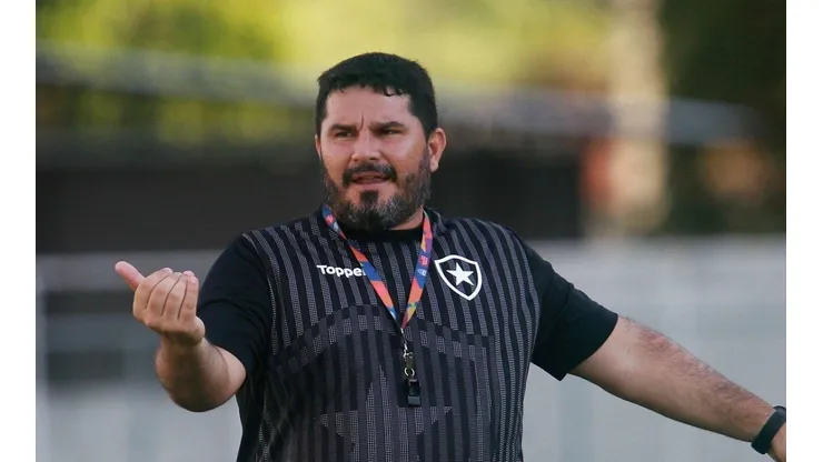 Botafogo estuda "nome tampão" caso demita Barroca