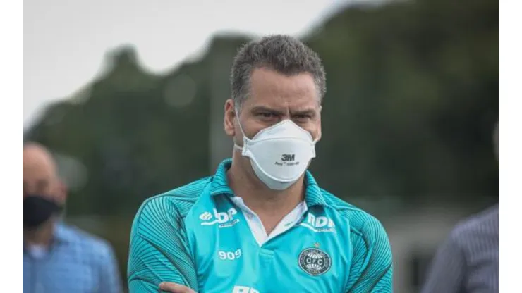 Júlio Sérgio se irrita com desatenção dos jogadores no empate do Coritiba contra o Fluminense
