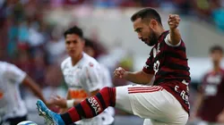 Everton Ribeiro atuando contra o Corinthians — Foto: Getty Images