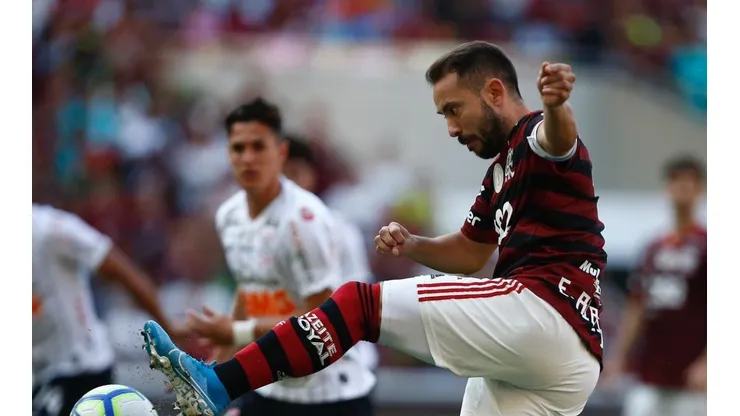 Everton Ribeiro atuando contra o Corinthians — Foto: Getty Images