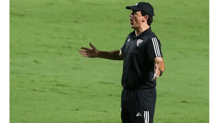 Fernando Diniz é questionado após desastrosa partida contra o Inter