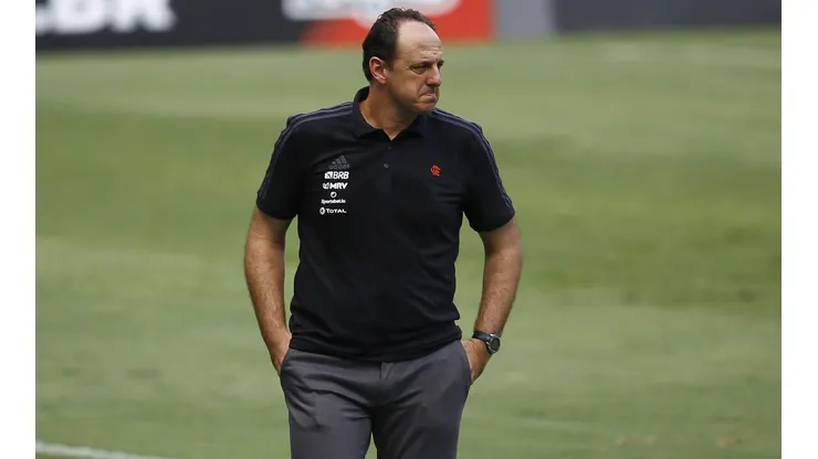 Rogério Ceni arrumou a zaga do Flamengo e o time não levou gols contra o Goiás