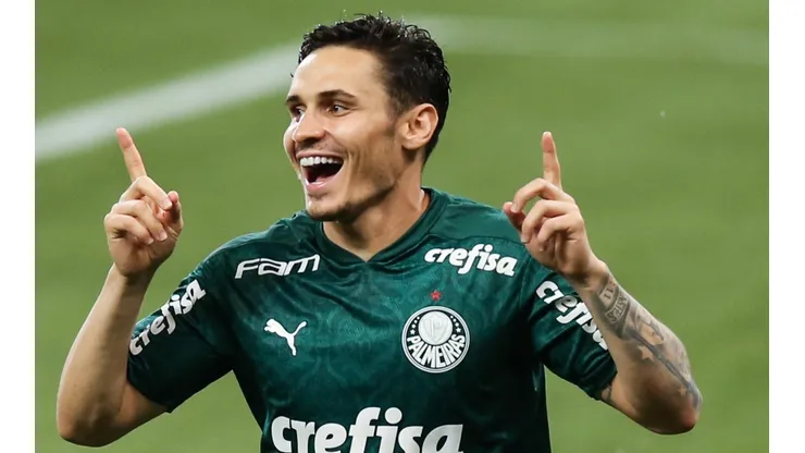 Raphael Veiga marcou dois na goleada do Palmeiras sobre o Corinthians