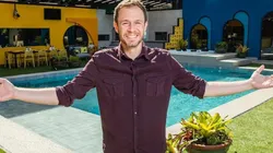 Tiago Leifert, apresentador do BBB, posa para foto no cenário do BBB 20