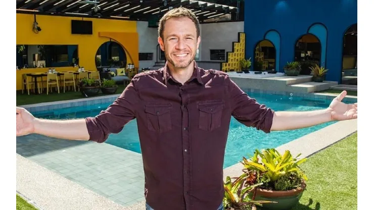 Tiago Leifert, apresentador do BBB, posa para foto no cenário do BBB 20