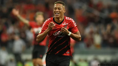 Paulo Autuori se emociona com a superação de Vitinho