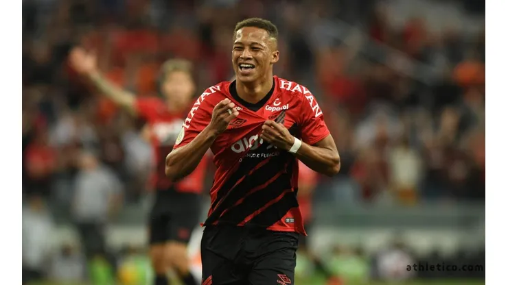 Paulo Autuori se emociona com a superação de Vitinho