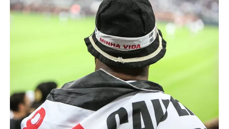 'Estagiário' do Corinthians comete gafe e arranca risada do Palmeiras na web
