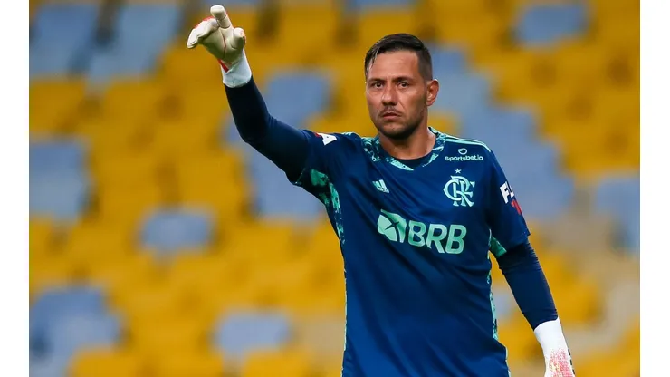 Diego Alves deve ser relacionado para a partida contra o Goiás