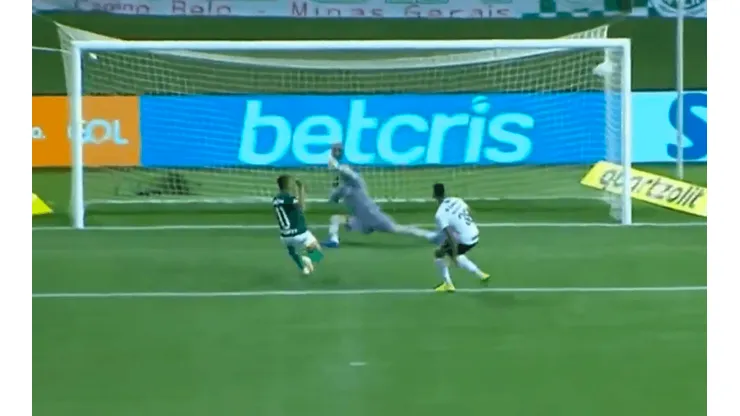 Rony perde gol incrível contra o Grêmio