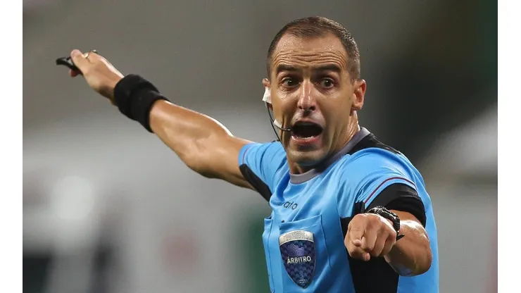 Áudios do VAR pulverizam chororô de rivais do Palmeiras: "Estava arrastando o pé antes do contato"