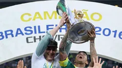 Dudu e Nobre levantando a taça do Brasileirão. Getty Images