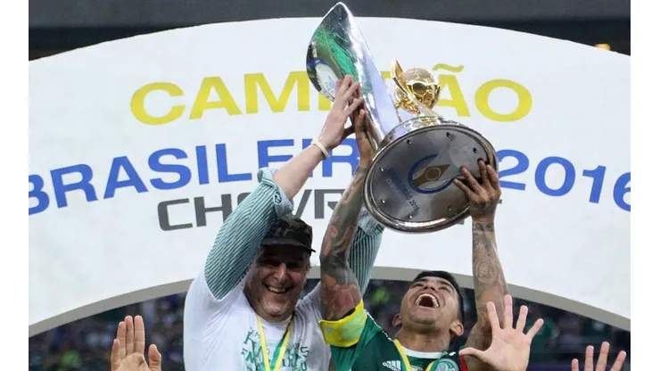 Dudu e Nobre levantando a taça do Brasileirão. Getty Images