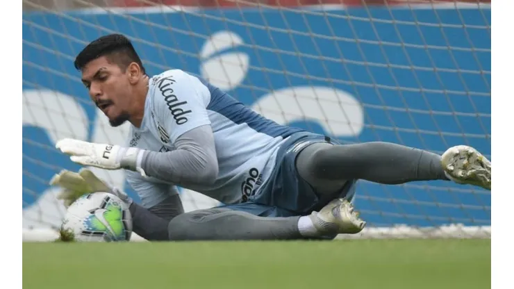 João Paulo volta a briga pela titularidade no gol do Santos