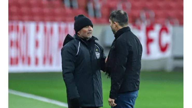 Sampaoli e Coudet no Beira-Rio — Foto: Pedro Souza/Atlético-MG