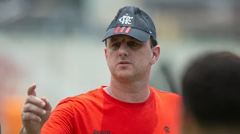 Ceni de olho na base — Foto: Alexandre Vidal / Flamengo