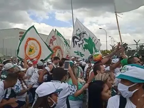 Delegação do Palmeiras recebe apoio da torcida antes de embarque à Argentina