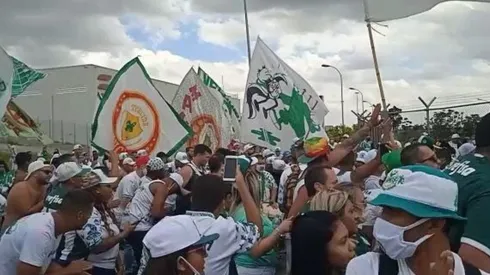 Delegação do Palmeiras recebe apoio da torcida antes de embarque à Argentina