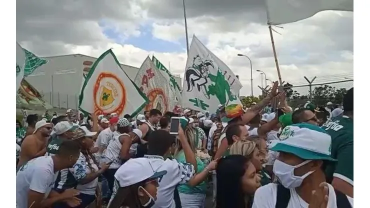 Delegação do Palmeiras recebe apoio da torcida antes de embarque à Argentina