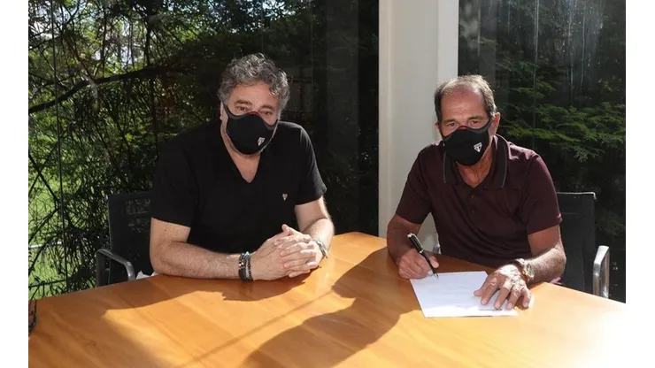 Muricy assina contrato e conversa com comissão técnica e diretoria