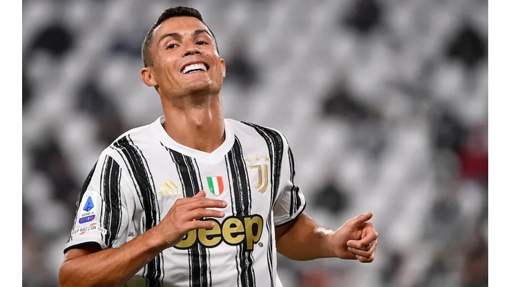 Cristiano Ronaldo foi eleito o melhor jogador do século pelo Globe Soccer Awards