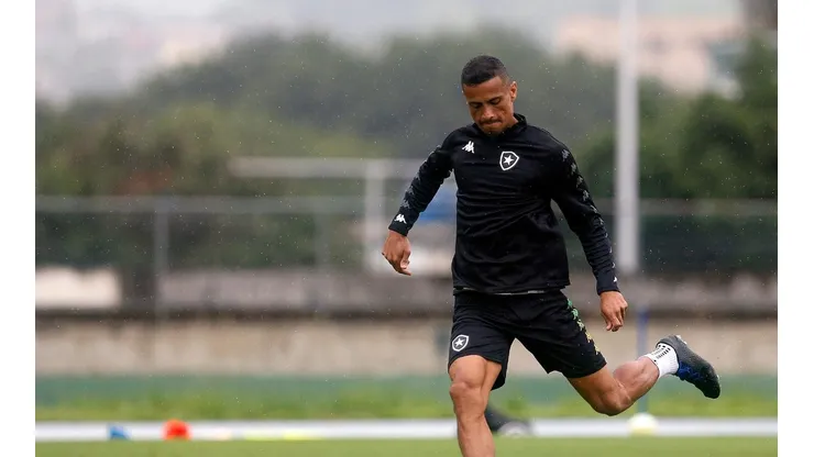 Inspirado em Cícero, lateral mira chance no Botafogo com Eduardo Barroca
