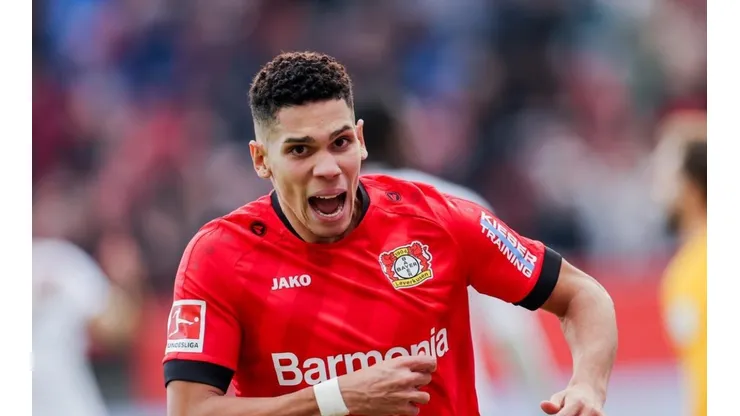 Paulinho em ação pelo Bayer — Foto: Getty Images