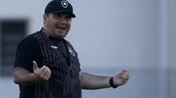 Barroca analisa o plantel alvinegro. Foto: Vitor Silva/Botafogo