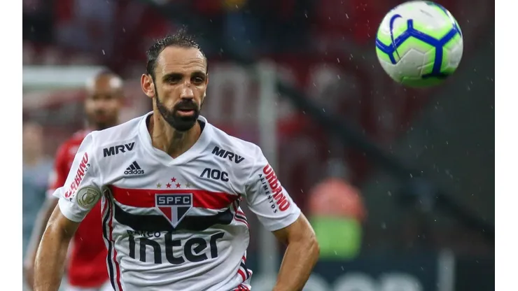 Juanfran acerta renovação com São Paulo até fevereiro e marca fim da passagem de Pássaro