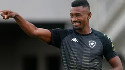 Kalou retorna ao time titular do Botafogo em nova formação de ataque