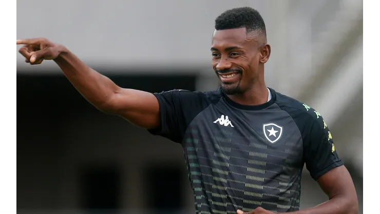 Kalou retorna ao time titular do Botafogo em nova formação de ataque