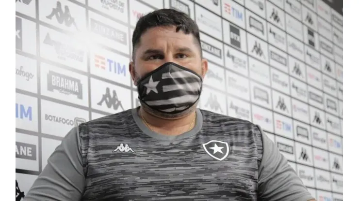 Barroca desabafa após vitória do Botafogo e dá mérito ao elenco