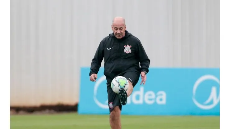 Estilo explosivo de Flávio Oliveira conquista jogadores do Corinthians