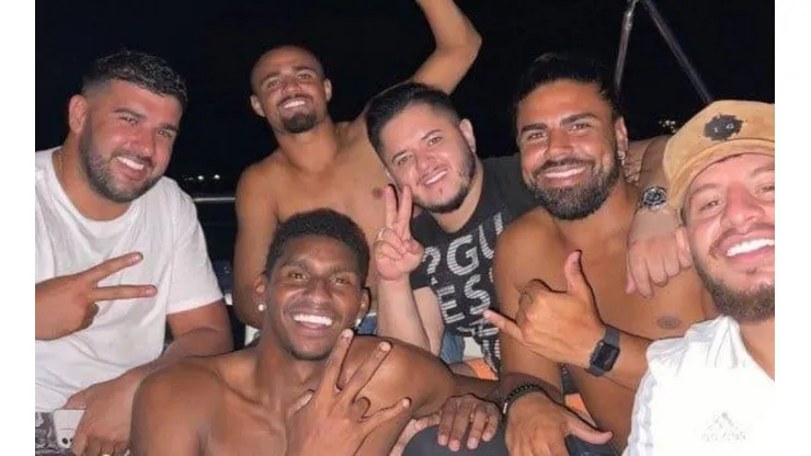 Hugo Souza curte folga em Angra e Nação agita a web com aglomeração