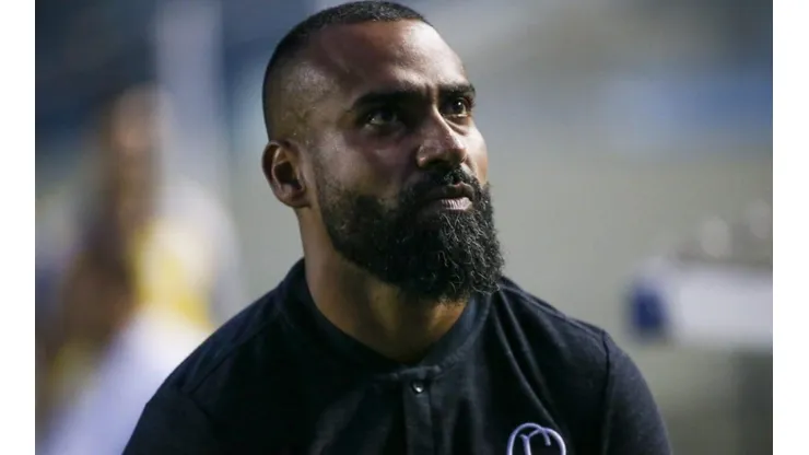 Coelho arruma briga na base: "Com meu jogador, quem fala sou eu"