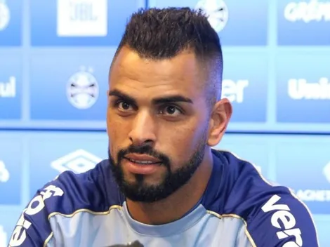 Maicon fica de fora da viagem para Santos