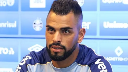 Maicon fica de fora da viagem para Santos