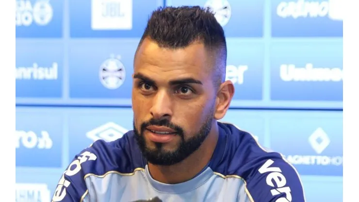 Maicon fica de fora da viagem para Santos