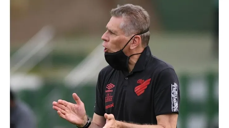 Autuori deve ter reforço de defensor. Fabio Wasniak/Athletico