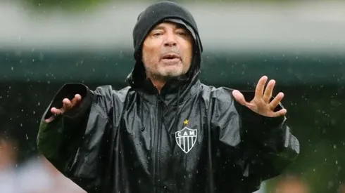 Sem volantes de origem, Sampaoli deve improvisar no meio campo do Atlético
