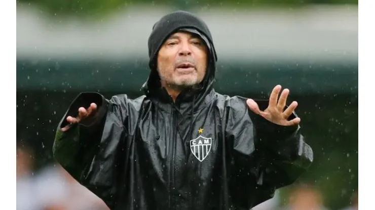 Sem volantes de origem, Sampaoli deve improvisar no meio campo do Atlético