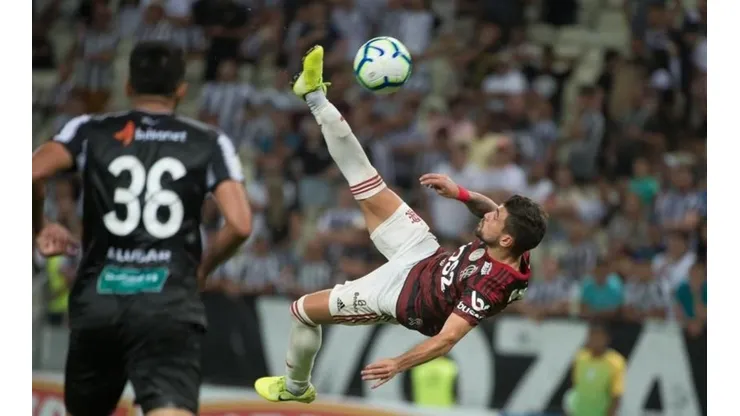 Arrascaeta brinca com torcedores para poder garantir o prêmio Puskas