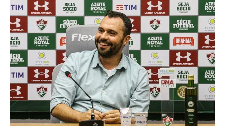 Mario Bittencourt renova contrato com jovem destaque do Fluminense